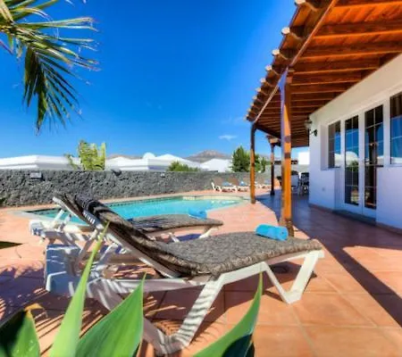 Vila Puerto Del Carmen Sleeps 8 With Pool And Wifi