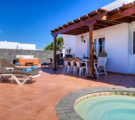 Puerto Del Carmen Sleeps 8 With Pool And Wifi Vila *