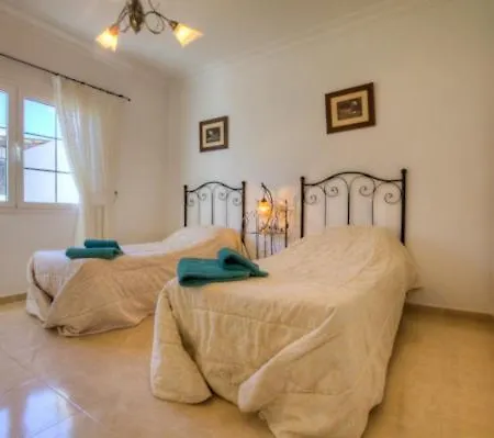 Puerto Del Carmen Sleeps 8 With Pool And Wifi Vila