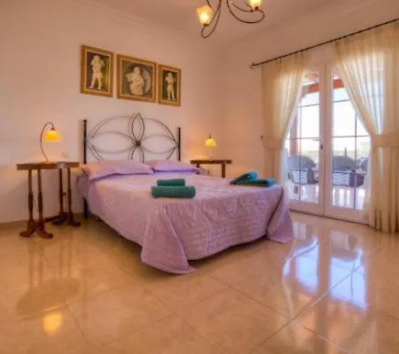 Puerto Del Carmen Sleeps 8 With Pool And Wifi Vila